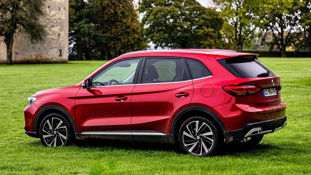Vue arrière du MG ZS Hybrid+ 2025, mettant en avant ses feux LED et son hayon redessiné