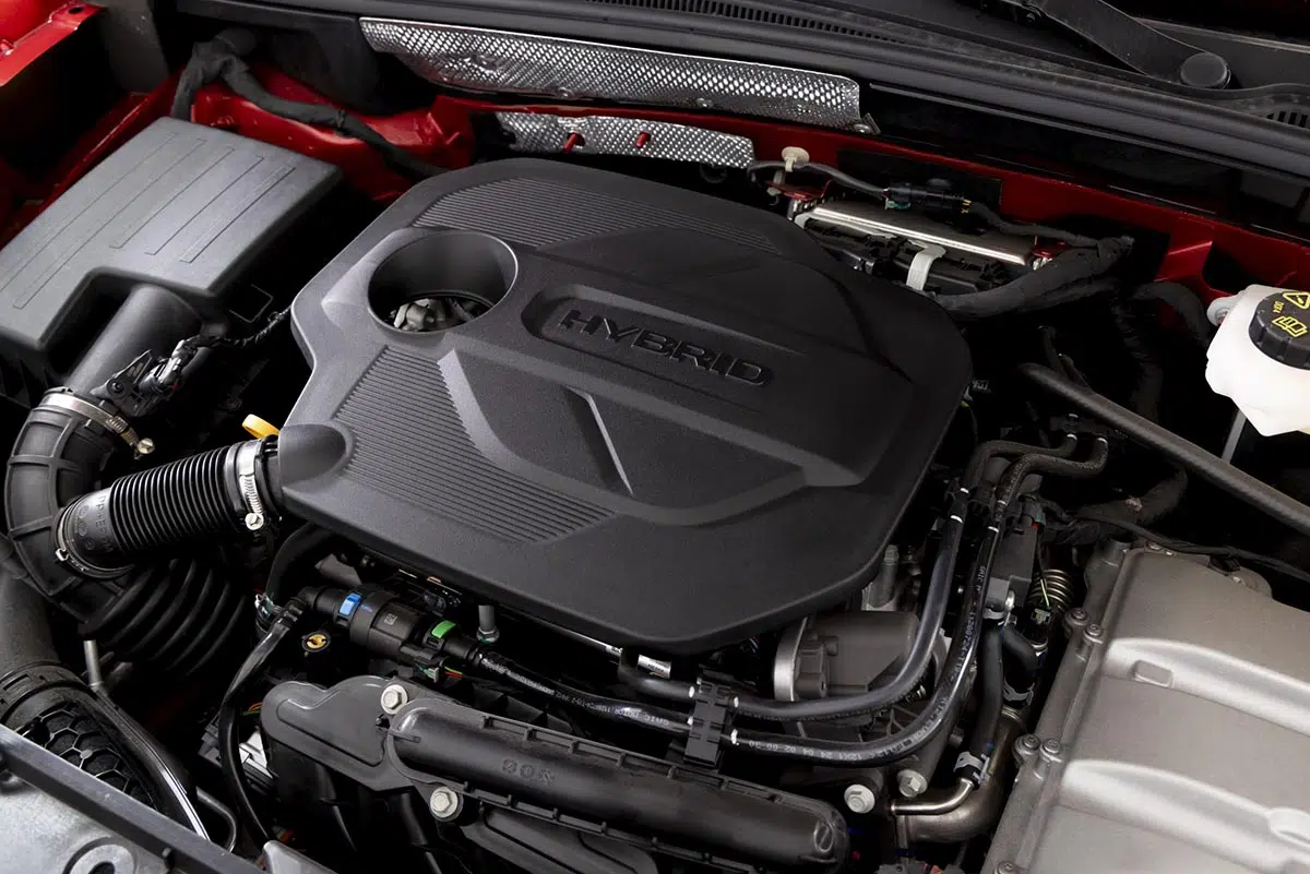 Vue du moteur hybride du MG ZS Hybrid+, illustrant la combinaison du moteur thermique et du moteur électrique.