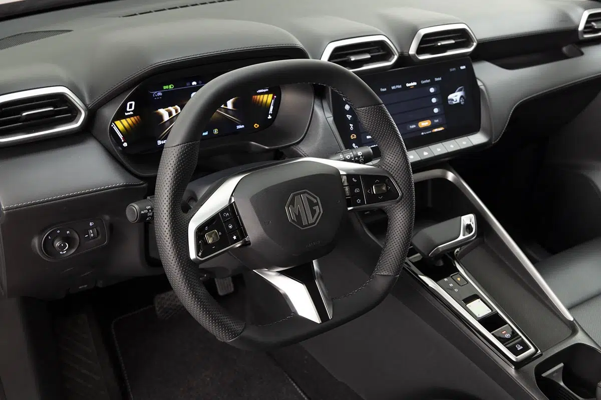  Intérieur du MG ZS Hybrid+ 2025, mettant en avant l’écran tactile et le tableau de bord numérique.