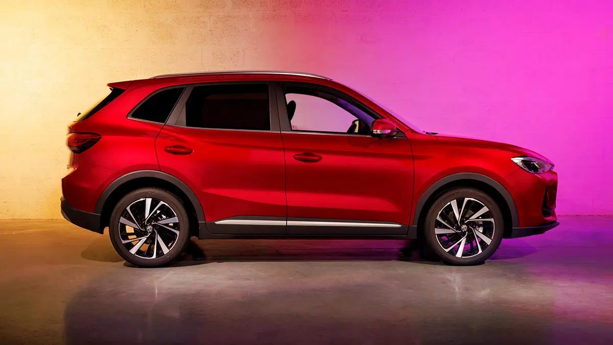 Vue de profil du MG ZS Hybrid+ 2025, mettant en avant ses nouvelles dimensions et son design modernisé.