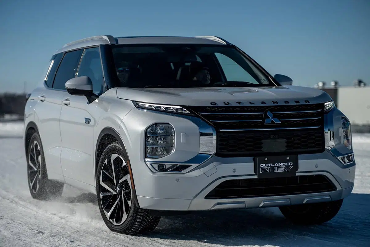 Mitsubishi Outlander hybride rechargeable 2025 vu de profil, avec un design robuste et dynamique.