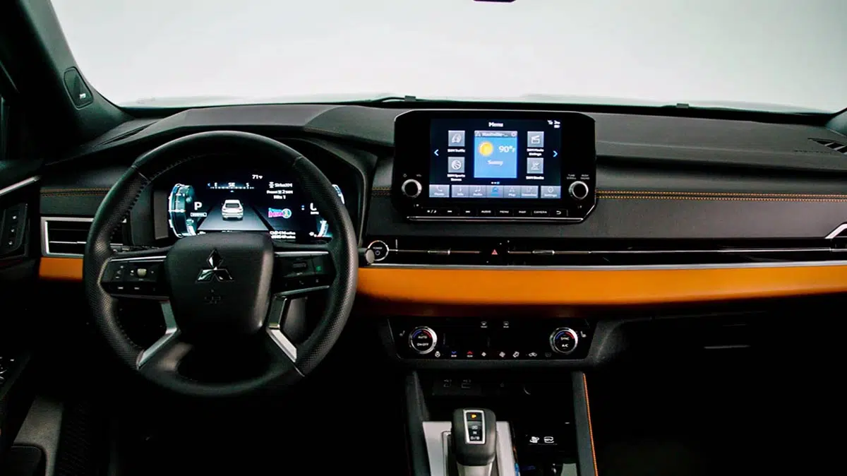 ntérieur du Mitsubishi Outlander hybride 2025, avec écran tactile et sellerie premium.