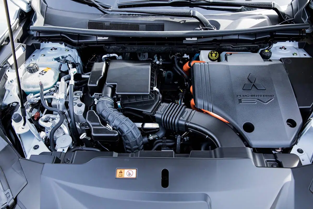 Moteur hybride rechargeable du Mitsubishi Outlander 2025, combinant un bloc essence et deux moteurs électriques