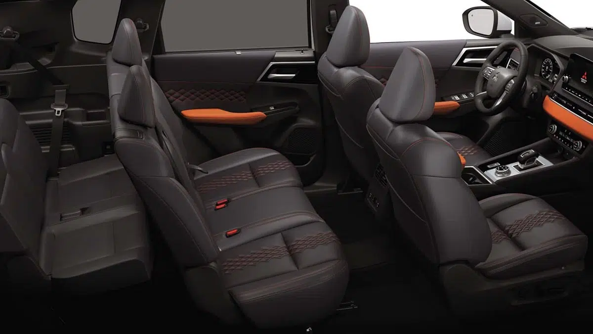  Intérieur du Mitsubishi Outlander hybride 2025 avec trois rangées de sièges et configuration 7 places.