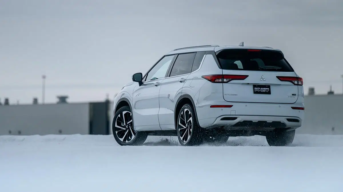 Arrière du Mitsubishi Outlander hybride avec feux LED et logo PHEV