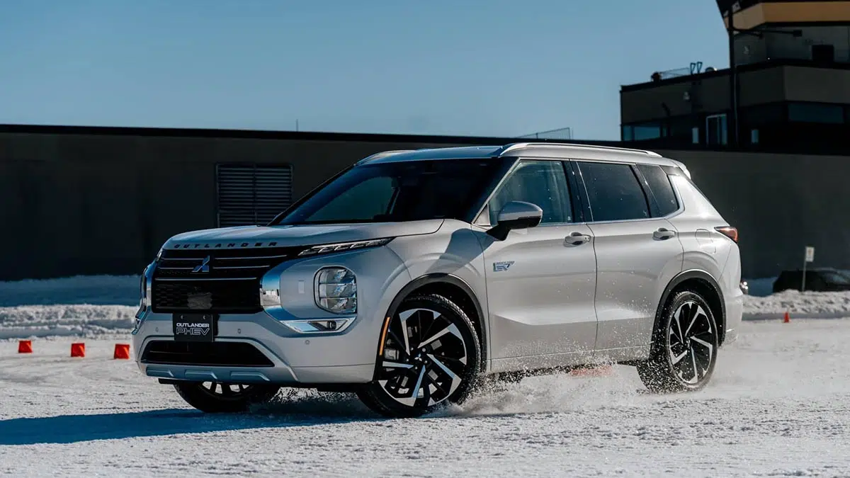 Avant du Mitsubishi Outlander PHEV avec sa calandre imposante et ses phares LED