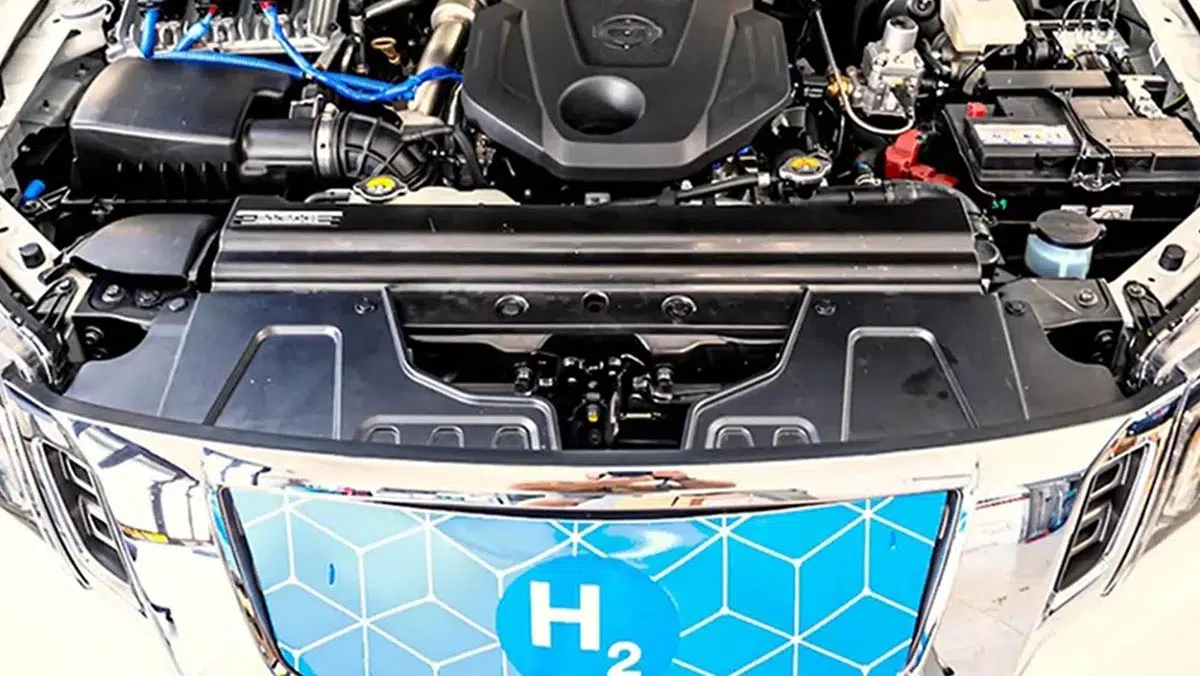 Gros plan d’un moteur hybride diesel-hydrogène, mettant en évidence le système d’injection combiné.