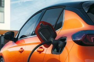 Citadine électrique 2025 affichant 540 km d'autonomie, produite dans une usine européenne historique, symbole de l'accessibilité des véhicules électriques performants et abordables.