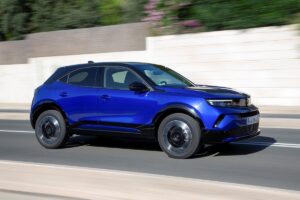 Opel Mokka 2025 présenté en angle trois-quarts avant, montrant son design modernisé, sa signature lumineuse Vizor et ses proportions compactes.