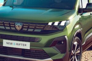 Peugeot e-Rifter électrique de couleur verte vu de trois-quarts avant