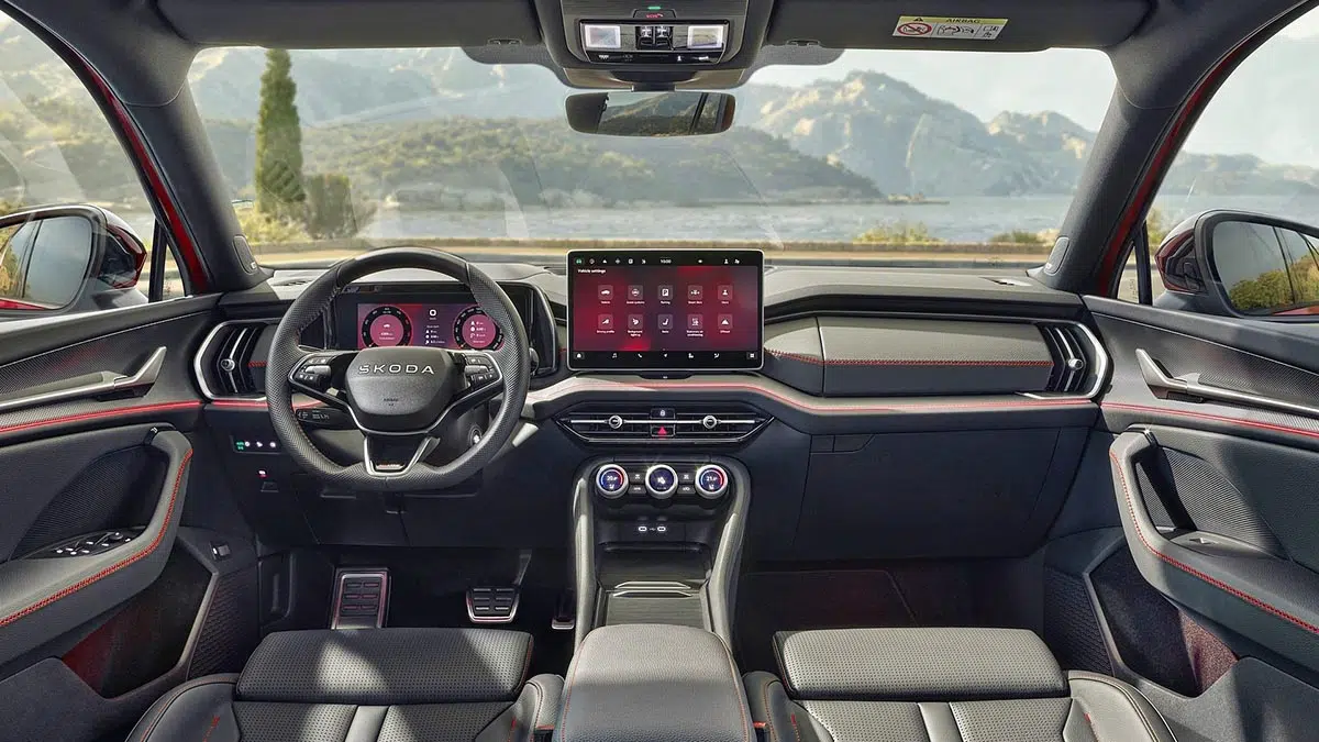 Intérieur du Skoda Kodiaq RS, mettant en avant les sièges sport en Alcantara, l’écran multimédia et le volant à méplat.