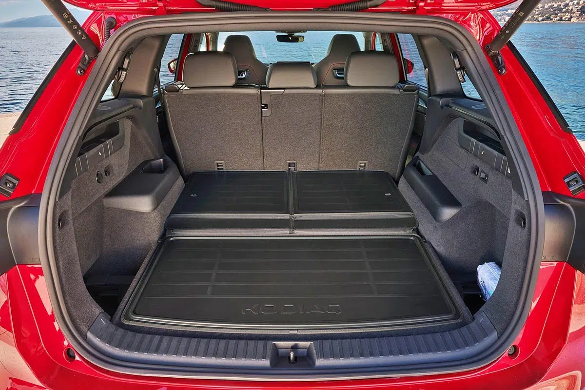 Coffre du Skoda Kodiaq RS ouvert, illustrant son volume généreux et sa modularité.