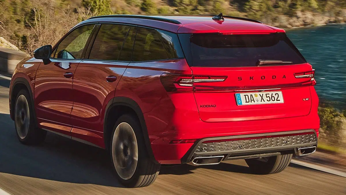 Vue arrière du Skoda Kodiaq RS, montrant ses feux LED, son diffuseur et ses sorties d’échappement sportives.