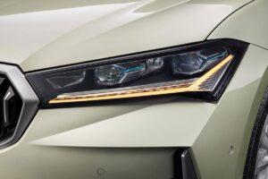 Skoda Superb 2024 face avant - Berline majestueuse avec calandre distinctive