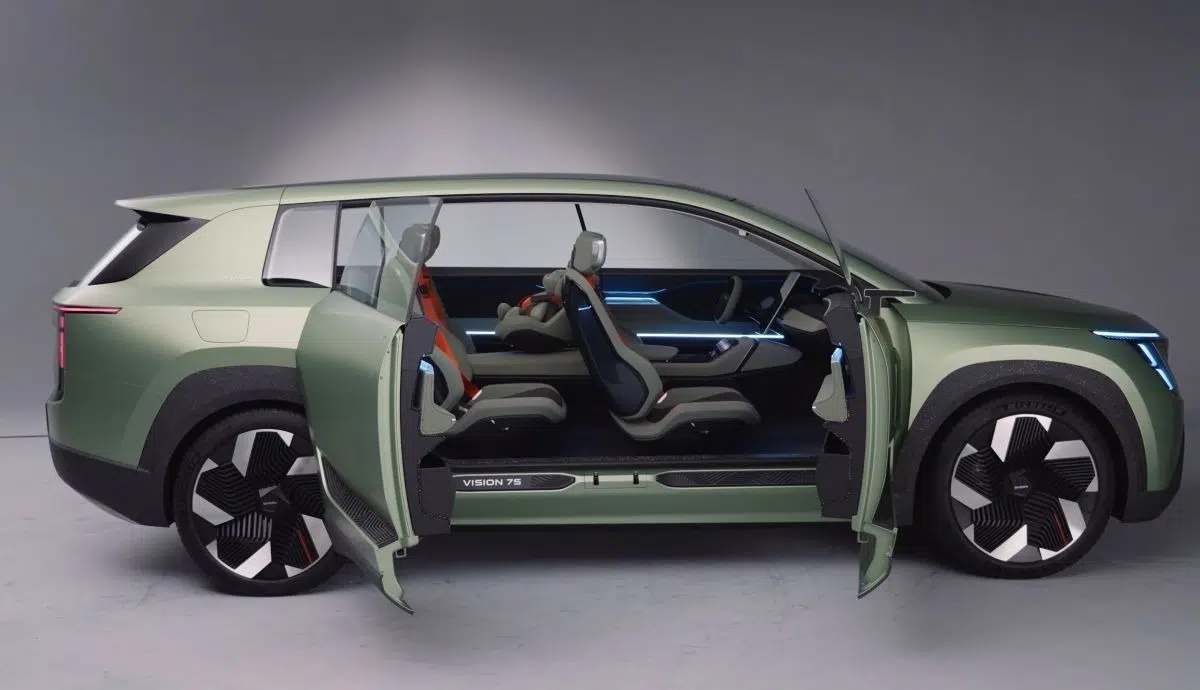  Intérieur spacieux d’un SUV électrique avec trois rangées de sièges et écran tactile XXL.