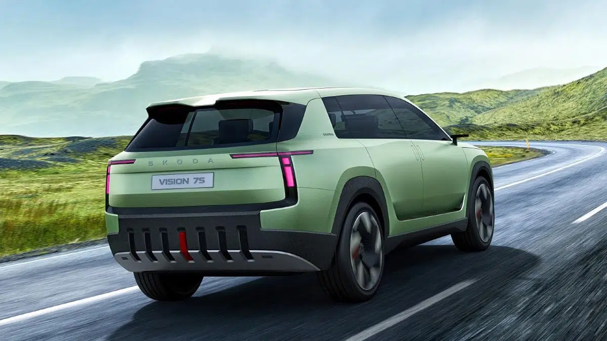 SUV électrique branché à une borne de recharge rapide.