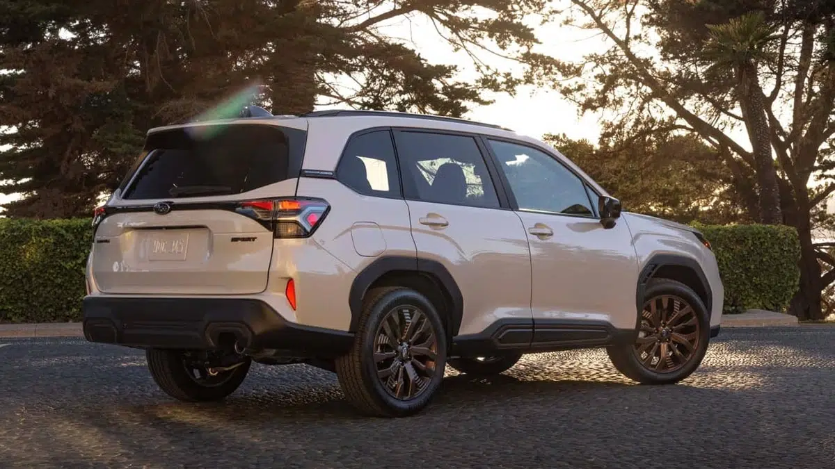 Vue arrière du Subaru Forester Wilderness 2025 avec un pare-chocs robuste, une plaque de protection et des feux LED redessinés.