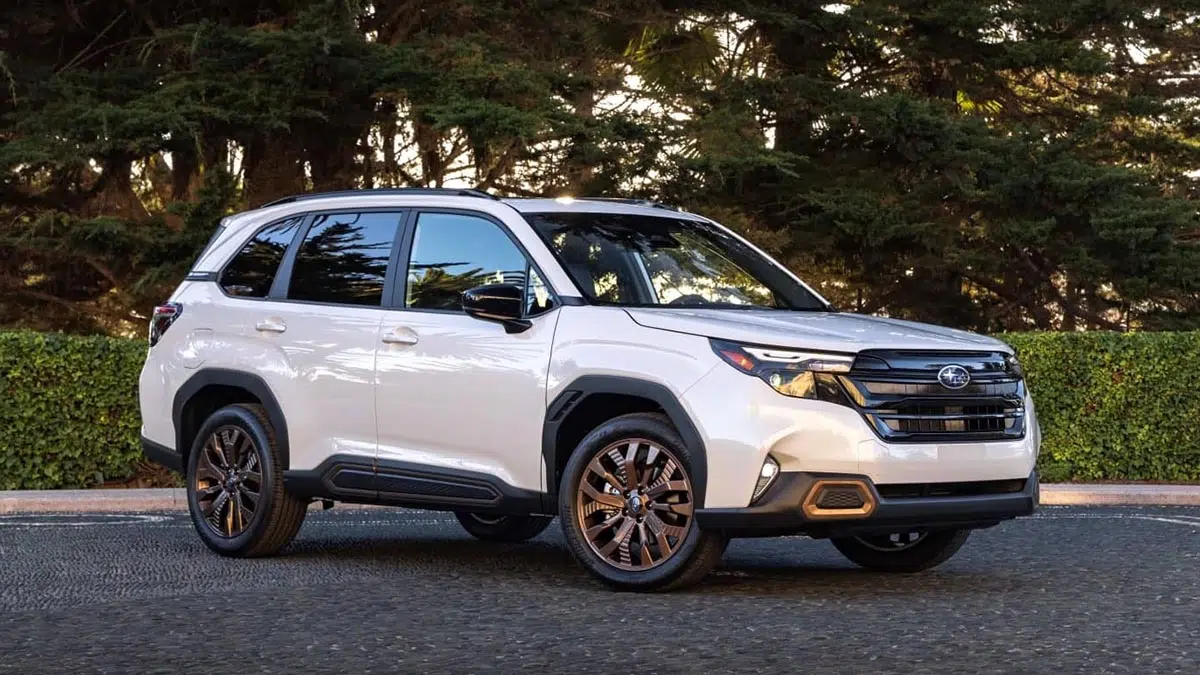 Vue de côté du Subaru Forester Wilderness 2025, mettant en avant ses élargisseurs d’ailes noirs, sa hauteur de caisse élevée et ses pneus tout-terrain.