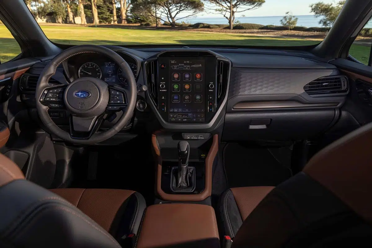 Intérieur du Subaru Forester Wilderness 2025 avec écran multimédia, finitions exclusives et sièges résistants.