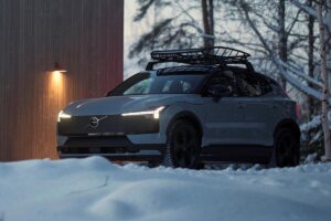 SUV tout-terrain suédois photographié sur terrain enneigé, montrant sa garde au sol élevée, ses protections de carrosserie et son design scandinave alliant robustesse et élégance nordique.