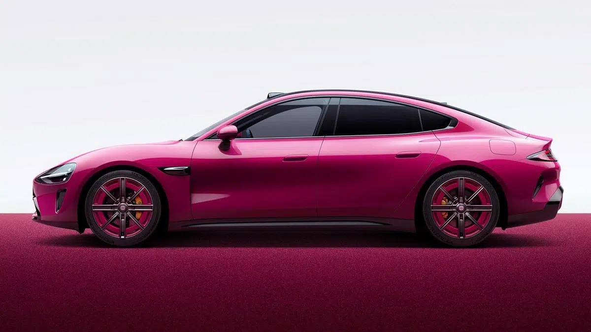 Voiture électrique Xiaomi SU7 rose, illustrant son design élégant et sa performance avancée qui en font un concurrent sérieux pour Tesla.
