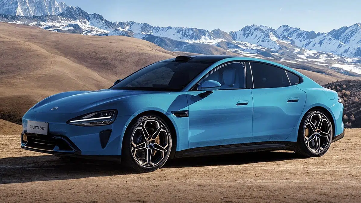 Xiaomi SU7, voiture électrique de couleur futuriste sur une route urbaine en Chine, mettant en avant son design aérodynamique et ses performances supérieures à la Tesla Model 3.