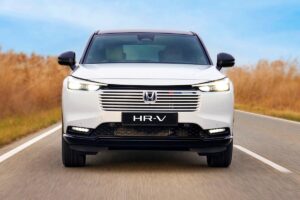 Le Honda HR-V 2025 vu de profil, montrant sa silhouette surélevée caractéristique de SUV