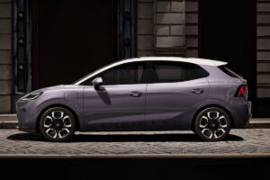 Nouvelle MG4 vue de profil, montrant son design modernisé qui mêle influences britanniques et lignes contemporaines.