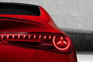 Mercedes CLA 2025 : la berline hybride qui défie Tesla et Toyota