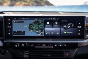 Le SUV tout-terrain européen et le modèle hybride BYD côte à côte, illustrant le contraste entre l'approche robuste européenne et la technologie hybride chinoise