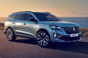 Renault Espace 2025 de profil, mettant en valeur ses lignes de SUV, son gabarit imposant et ses rails de toit, évoquant sa polyvalence familiale