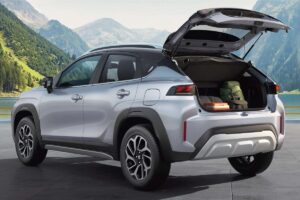 SUV coupé Suzuki photographié dans un environnement naturel