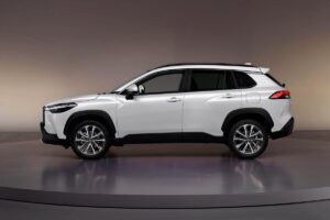 Toyota Corolla Cross restylé avec design modernisé et lignes plus dynamiques