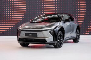 Le Toyota bZ4X restylé présenté sous son nouveau design avec sa motorisation de 163 ch, illustrant l'évolution du SUV électrique japonais vers une gamme plus accessible