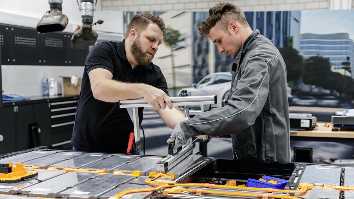 Batterie Porsche à courant alternatif testée en laboratoire sur banc d’essai