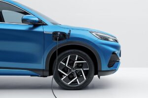 Voiture électrique BYD connectée à une borne de recharge ultra-rapide nouvelle génération, avec un affichage digital montrant la progression fulgurante du niveau de batterie.