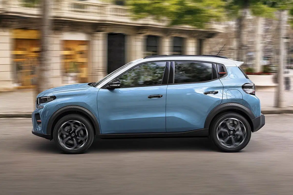 Vue latérale du Citroën C3 2025 Turbo 100 ch avec carrosserie 5 portes et jantes tôlées