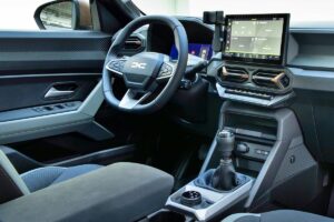 SUV Dacia Bigster vu de trois-quarts avant, illustrant ses dimensions généreuses et son design robuste caractéristique de la marque