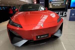 El Deepal S07 : vue avant du nouveau SUV électrique chinois avec son design moderne et aérodynamique, photographié dans un environnement urbain européen.
