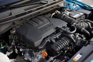 SUV compact économique de couleur grise sur route de campagne, mettant en valeur son design robuste et son volume de chargement