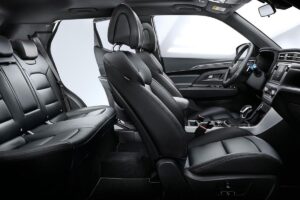 SUV compact de taille moyenne en stationnement, montrant son gabarit comparable à une SEAT Ateca, avec un badge ECO visible sur sa carrosserie
