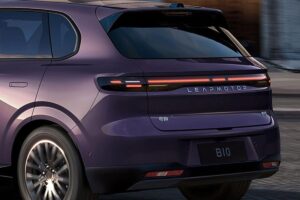 Le SUV compact Stellantis photographié dans un environnement urbain chinois, mettant en valeur son design attractif et ses proportions idéales pour la ville.