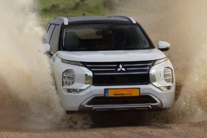Le pionnier revient en force : Mitsubishi relance son emblématique SUV hybride