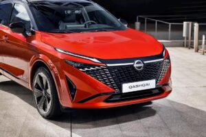 Le Nissan Qashqai e-Power photographié de trois-quarts avant, mettant en évidence sa silhouette distinctive