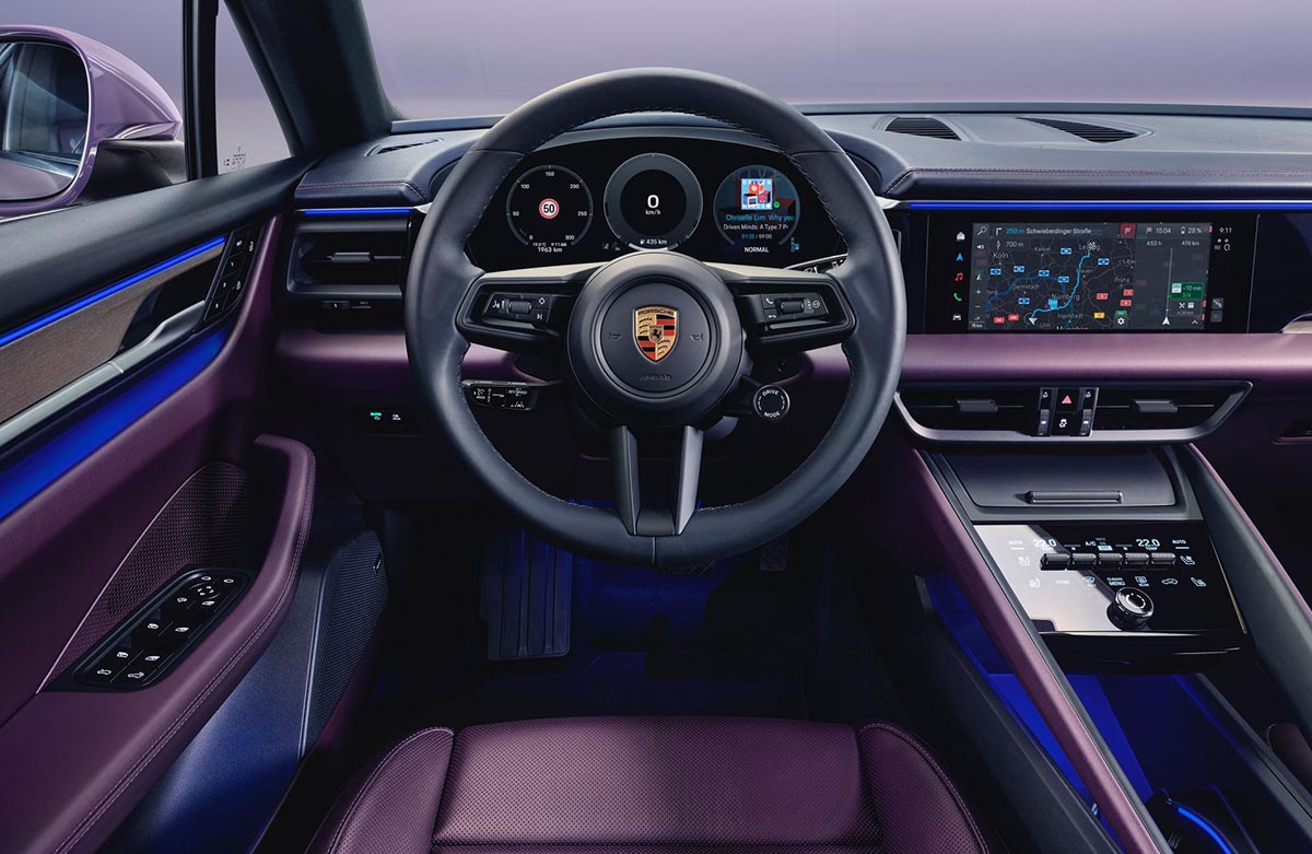 Intérieur de la Porsche Macan électrique, écran incurvé et finition premium en cuir