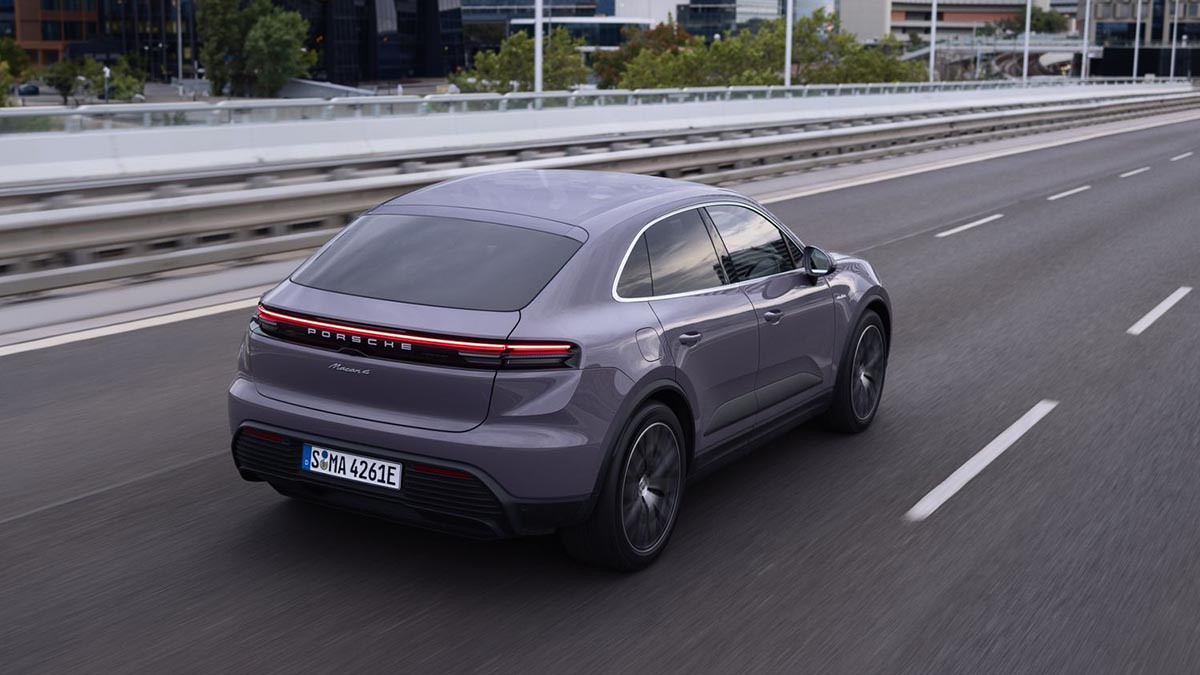 Porsche Macan électrique 2025 arrière, signature lumineuse LED et spoiler actif