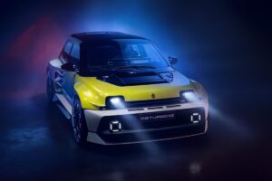 Vue dynamique de la sportive légendaire ressuscitée, mettant en valeur son design agressif et ses deux sorties d'échappement témoignant de sa configuration bi-moteur.