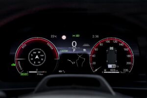 Toyota C-HR PHEV 2025 vue de profil, SUV compact hybride rechargeable de 223 ch dominant les ventes européennes