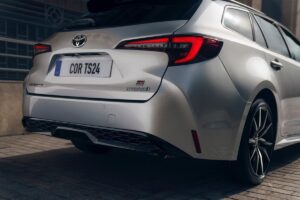 Vue arrière de la voiture avec coffre ouvert montrant son impressionnant volume de 600 litres, illustrant la praticité exceptionnelle de ce modèle économique.
