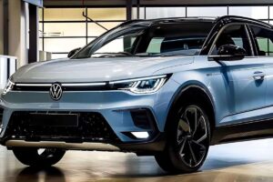 Nouveau SUV Volkswagen hybride, inspiré du design du Toyota C-HR, stationné dans un environnement urbain moderne
